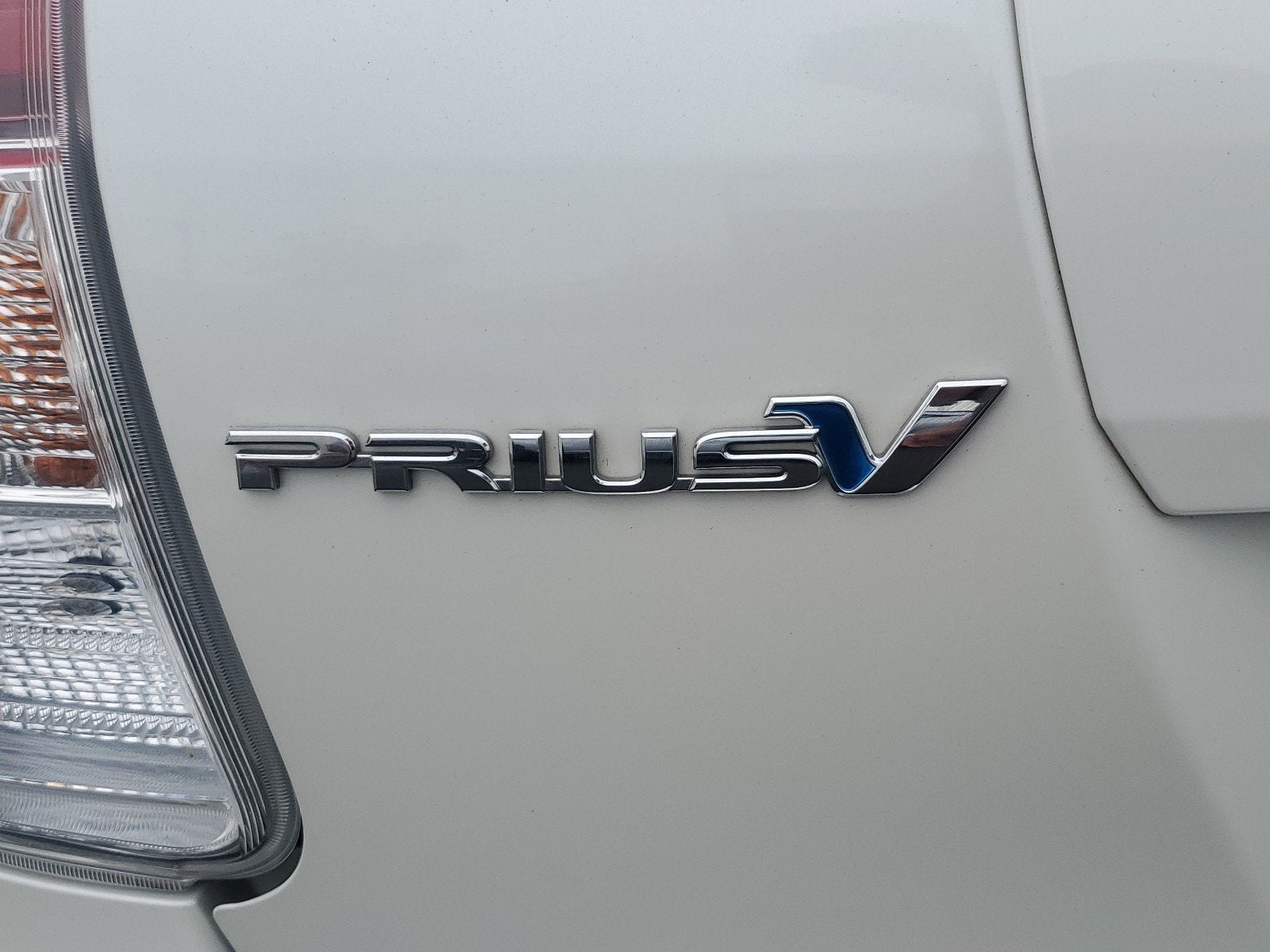 2017 Toyota Prius v Five